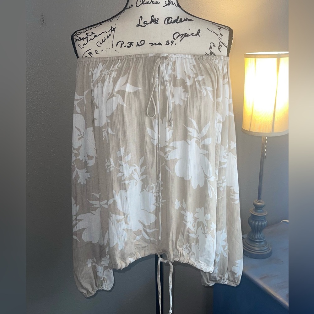 🔥🔥Sale-NEW- Only ONE LEFT - Beautiful off the shoulder Blouse in a light Beige - Picture 13 of 16